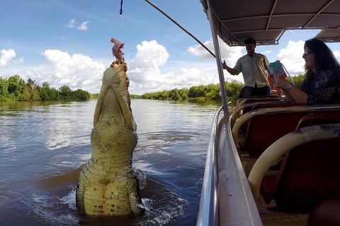 Pathfinder Jumping Crocodile Cruise Shuttle Bus - Kingaroy Accommodation 0