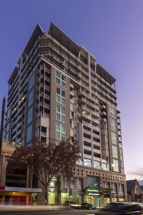 Oaks Adelaide Embassy Suites - Kingaroy Accommodation 2