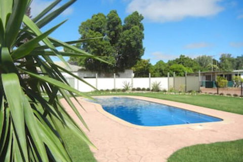 Longreach Tourist Park Caravan Park - Kingaroy Accommodation 0