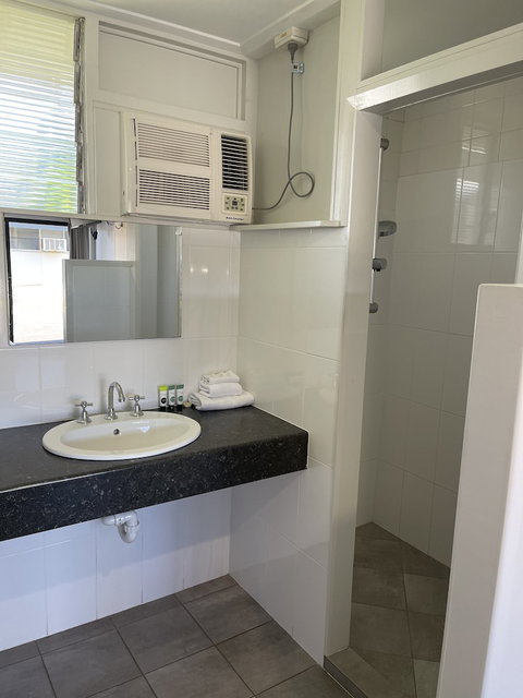 Queens Beach Motor Hotel - Kingaroy Accommodation 6