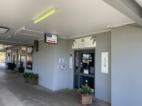 Queens Beach Motor Hotel - Kingaroy Accommodation 4