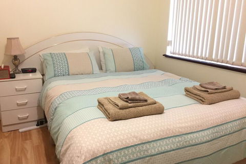 The Royal Dolphin B&B In Safety Bay - Kingaroy Accommodation 3