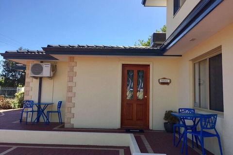 The Royal Dolphin B&B In Safety Bay - Kingaroy Accommodation 1