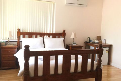 The Royal Dolphin B&B In Safety Bay - Kingaroy Accommodation 6