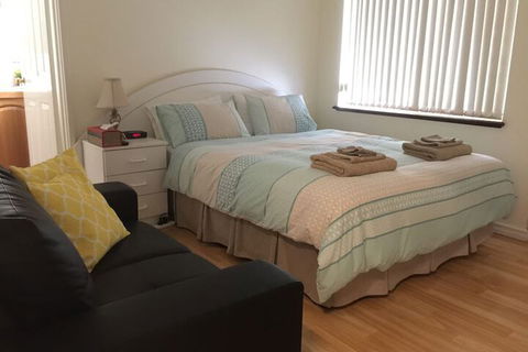 The Royal Dolphin B&B In Safety Bay - Kingaroy Accommodation 5