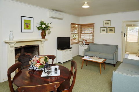 Lochinver Farm Homestead & Cottages - Kingaroy Accommodation 2