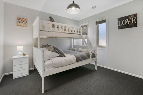 Luxury Coastal Escape - Kingaroy Accommodation 3