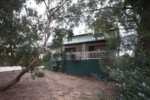 Cliff House Cottage - Kingaroy Accommodation 1