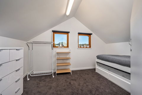 Triggerplant 4 - Kingaroy Accommodation 6