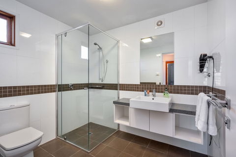 Triggerplant 4 - Kingaroy Accommodation 5
