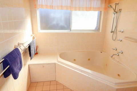 Wemberley Lakehouse - Kingaroy Accommodation 4