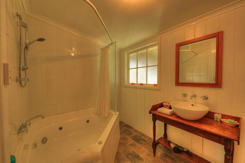 Grace's Spa Cottage - Kingaroy Accommodation 3