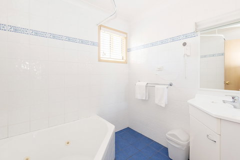 Holiday Haven Lake Tabourie - Kingaroy Accommodation 5