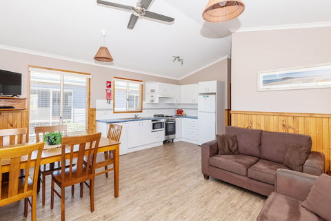 Holiday Haven Lake Tabourie - Kingaroy Accommodation 6