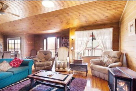 Abelia Lakeside No 2 Big Spa COTTAGE - Kingaroy Accommodation 3