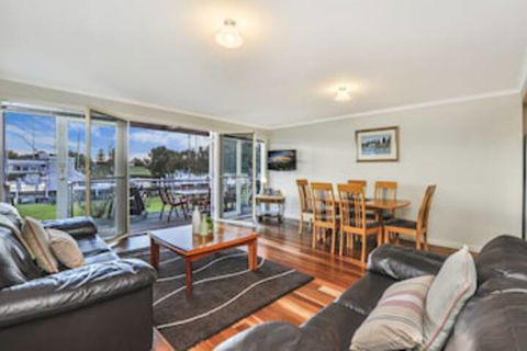 JOHANSSONS PERCH No. 1 - Kingaroy Accommodation 0