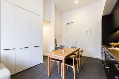 GEORGE, 1BDR North Melbourne Apartment - Kingaroy Accommodation 2