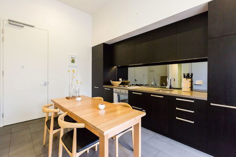 GEORGE, 1BDR North Melbourne Apartment - Kingaroy Accommodation 3