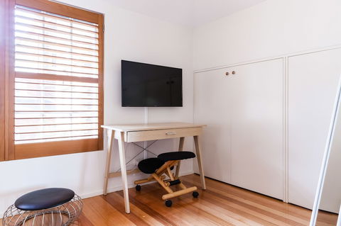 VERA, 1BDR South Melbourne Apartment - Kingaroy Accommodation 2