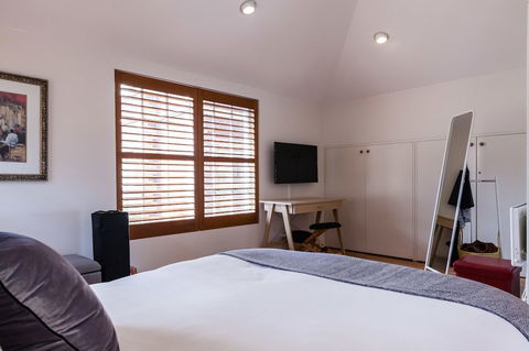 VERA, 1BDR South Melbourne Apartment - Kingaroy Accommodation 0