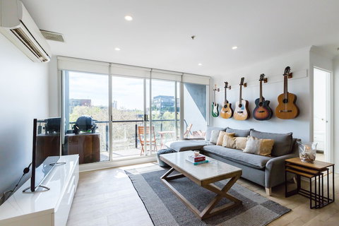 YUKI, 1BDR Melbourne Apartment - Kingaroy Accommodation 1