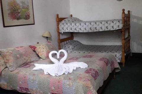Cameron Lodge Cottage - Kingaroy Accommodation 4