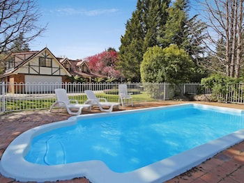 Cedar Cottage - Tudor Village - Kingaroy Accommodation 0