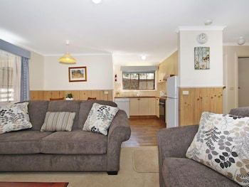 Cedar Cottage - Tudor Village - Kingaroy Accommodation 4