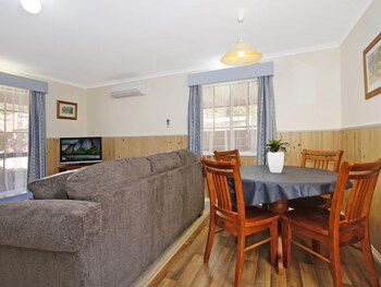 Cedar Cottage - Tudor Village - Kingaroy Accommodation 5