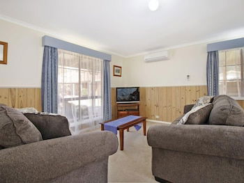 Cedar Cottage - Tudor Village - Kingaroy Accommodation 1
