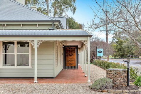 Grandview Accommodation - The Flaxley Apartments - Kingaroy Accommodation 1