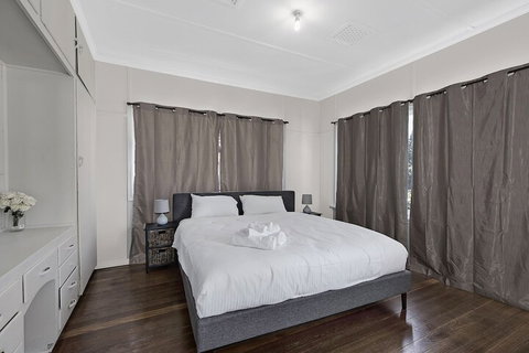 EJ Homes At The Entrance - Kingaroy Accommodation 6