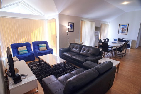 Golf And Beach Retreat - Kingaroy Accommodation 4