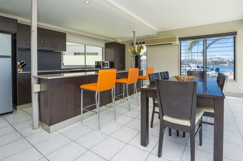 Magnetic Docks Townhouse 1 - Kingaroy Accommodation 5