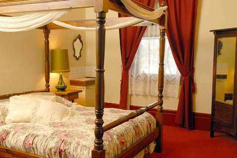 Mickey Bourke's Koroit Hotel - Kingaroy Accommodation 7