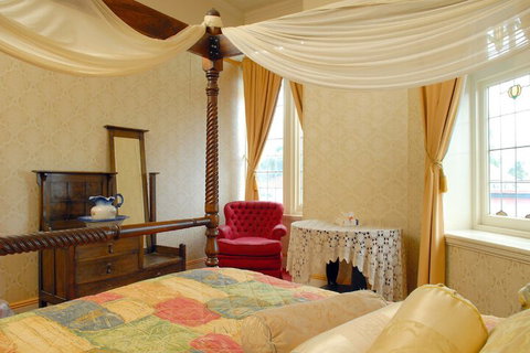 Mickey Bourke's Koroit Hotel - Kingaroy Accommodation 5