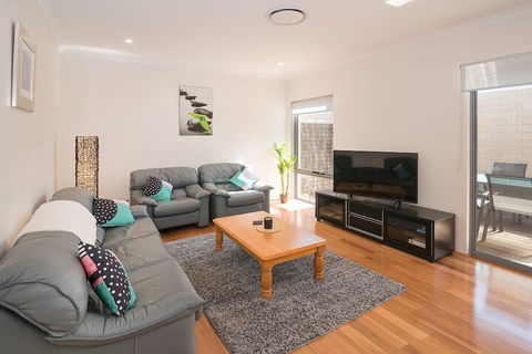 Gale House - Kingaroy Accommodation 6