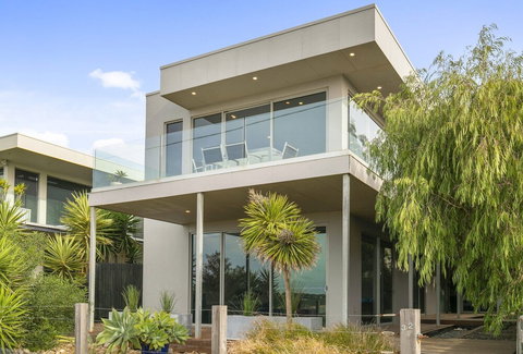 Grossard Point The Lighthouse Ventnor - Kingaroy Accommodation 0