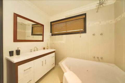 Top Of The Range Retreat - Kingaroy Accommodation 3