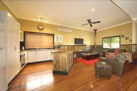 Top Of The Range Retreat - Kingaroy Accommodation 7
