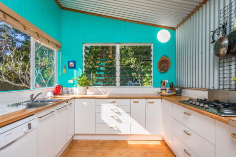 A SWEET ESCAPE Beachcombers Cottage Beachfront - Kingaroy Accommodation 1