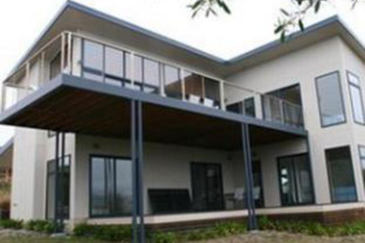 Binalong Bay TAS Kingaroy Accommodation