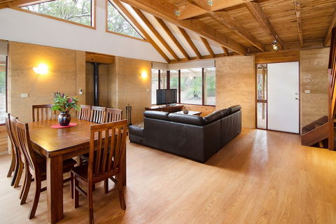 Woodstone Cottages - Kingaroy Accommodation 4