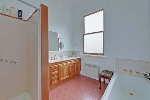 Mt Lyell Anchorage - Kingaroy Accommodation 6