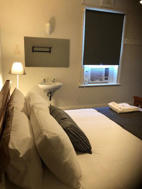 Cornwall Hotel - Kingaroy Accommodation 2