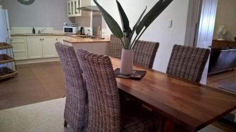 Book Keepers Cottage - Kingaroy Accommodation 6