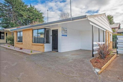 Elkie Villa 2 Bedroom Unit Burnie - Kingaroy Accommodation 0