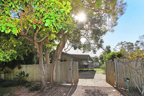 24 Sundew Street Mudjimba 500 Bond Pet Friendly Linen Supplied WIFI Air Cond. - Kingaroy Accommodation 3