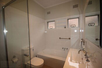 Fairways Close - Kingaroy Accommodation 4
