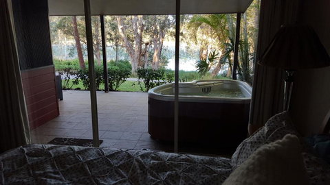 Lake Russell Lakeside Retreat - Kingaroy Accommodation 1